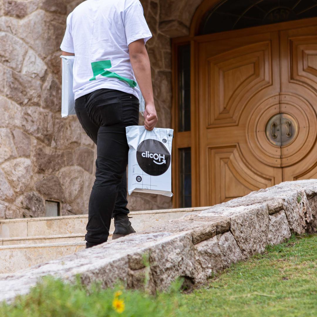 Repartidor clicOH entregando paquete